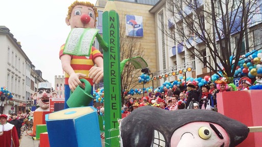 Knabe mit erigiertem Bleistiftschwänzchen spritzt etwas auf den abgeschlagenen Kopf  aber was.jpg